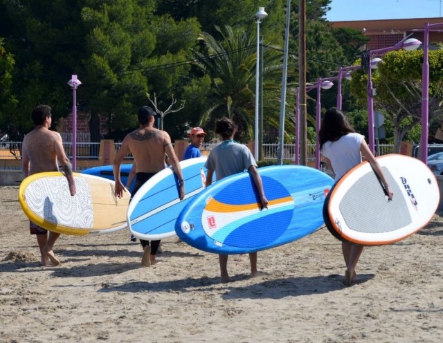 Preparando las tablas en la arena